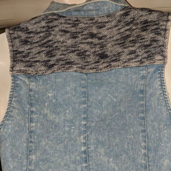 Vest   - Picture 3 of 8